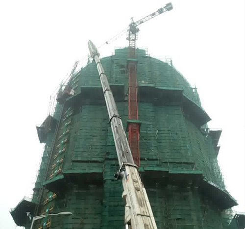 米林吊车在工地上作业